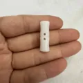 Detailopname van een witte natuurstenen bamboe knoop voor traditionele kleding - Witte Jade