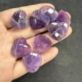 Nahaufnahme von 20 mm facettierten Amethyst-Herzanhängern für die DIY-Schmuckherstellung - Ca. 20*6mm / Amethyst
