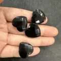 Nahaufnahme von vier 20 mm schwarzen facettierten Herzanhängern aus Stein für DIY-Schmuck. - Ca. 20*6mm / Obsidian