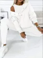 Nahaufnahme des weißen 3-teiligen Freizeit-Trainingsanzugs mit Kapuzensweatshirt und Hose. - S / Set / Weiß