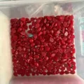 Detaillierte Makroansicht roter birnenförmiger Stein-Cabochons für DIY-Schmuckzubehör - 5X7mm / Roter Jade