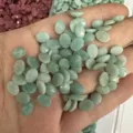 Dettaglio macro di cabochon ovali sfaccettati in pietra naturale verde chiaro per gioielli. - 6*8mm / Amazonite Naturale