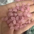 Primo piano dettagliato di cabochon ovali sfaccettati in pietra naturale rosa per gioielli - Giada Rosa Ottimizzata