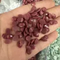 Dettaglio macro di pietre ovali rosa sfaccettate naturali per la creazione di gioielli - 6*8mm / Rodonite