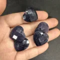 Handgehaltener facettierter Herzanhänger aus blauem Sandstein 20mm für DIY - Ca. 20*6mm / Blaufluss