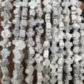 Nahaufnahme von weißen Marmor-Kreuzsteinperlen für die DIY-Schmuckherstellung - 8x8x4mm (ca. 50 Stück/Packung) / Weißer Howlith