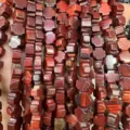 Vista macro detallada de cuentas de piedra natural roja en forma de cruz para joyería DIY - 8x8x4mm (Aprox. 50 Piezas/Paquete) / Jaspe Rojo