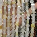 Primer plano detallado de cuentas de cruz de ágata natural para la creación de joyas DIY - 8x8x4mm (Aprox. 50 Piezas/Paquete) / Ágata Clara