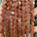 Primer plano de cuentas de cruz de piedra de oro brillante para manualidades de joyería DIY - 8x8x4mm (Aprox. 50 Piezas/Paquete) / Piedra de Arena Dorada