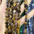 Handgehaltene Schnur aus Tigerauge-Naturstein-Kreuzperlen für Vintage-DIY-Schmuckherstellung - 8x8x4mm (ca. 50 Stück/Packung) / Tigerauge