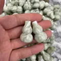 Nahaufnahme von kleinen grünen Naturstein-Kalebassen-Anhängern für DIY-Schmuck und Ketten - Ca. 18*30mm / Xinschan Jade