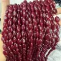 Gros plan de perles de calcédoine ovales rouge foncé pour la création de bijoux - Environ 4*6mm (Environ 65 Pcs/Fil) / Jade Rouge