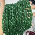 Gros plan de fils de perles de pierre ovales vertes pour bijoux DIY - Environ 4*6mm (Environ 65 Pcs/Fil) / Jade Malaisien