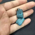 Colgante rectangular de piedra azul natural con vetas negras y cierre plateado. - 10 Piezas / Ágata azul