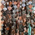 Cuentas en forma de cruz de obsidiana caoba con textura natural para joyería DIY - 8x8x4mm (Aprox. 50 Piezas/Paquete) / Obsidiana roja y negra
