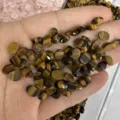 Dettaglio di cabochon ovali sfaccettati in occhio di tigre per gioielli fai-da-te - occhio di tigre naturale