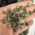 Primo piano di pietre naturali verdi ovali con macchie nere per gioielli - Turchese Africana