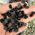Cabochon in pietra naturale nera sfaccettata ovale con retro piatto per gioielli fai da te - Ossidiana