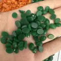 Cabochon ovale in pietra naturale verde sfaccettata per la creazione di gioielli fai da te - 6*8mm / Giada Malese Ottimizzata