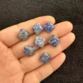 Nahaufnahme von quadratischen blauen Sodalith-Naturstein-Cabochons für DIY-Schmuck - Blaupunktstein