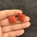 Nahaufnahme von quadratischen roten Jaspis-Steincabochons für DIY-Schmuck - Roter Jaspis
