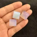 Nahaufnahme von quadratischen Halbedelsteinen aus Naturquarz für DIY-Schmuckherstellung - Opal