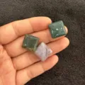Makro-Detail von drei quadratischen, polierten Naturstein-Cabochons in Grün und Lavendel. - Indischer Achat