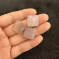 Detail von natürlichen quadratischen Kristall-Achat-Cabochons für DIY-Schmuck und Anhänger - Achat