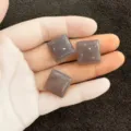 Detailansicht von drei quadratischen grauen Achat-Cabochons für DIY-Schmuckherstellung - Grauer Achat