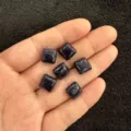 Nahaufnahme von funkelnden blauen Goldstein-Quadrat-Cabochons für DIY-Schmuckherstellung - Blauer Sand