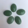 Gros plan de cinq cabochons ovales en pierre naturelle verte pour bijoux - 6*8mm / Lot de 10 / Aventurine Verte