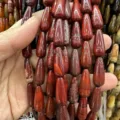 Detalle macro de cuentas de ágata roja natural de 8x20mm para bisutería DIY - 8*20MM / Aprox. 20 Piezas/Tira / Jaspe Rojo