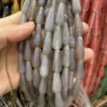 Vue rapprochée de perles en agate grise naturelle en forme de goutte pour bijoux DIY - 8*20MM / Env. 20 Pièces/Fil / Agate Grise
