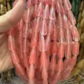 Gros plan de perles en quartz fraise rose 8x20mm en forme de goutte d'eau - 8*20MM / Env. 20 Pièces/Fil / Rouge pastèque