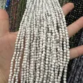 Gros plan macro de perles en pierre naturelle howlite blanche facettée 4mm pour bijoux DIY - Perle Ronde Facettée Triangulaire / 4mm (Environ 90 Pièces/Fil) / Turquoise Blanche Naturelle