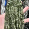 Détail en gros plan de perles en pierre naturelle verte facettées de 4 mm pour bijoux DIY. - Perle Ronde Facettée Triangulaire / 4mm (Environ 90 Pièces/Fil) / Jade du Sud