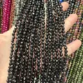 Détail macro de perles en pierre naturelle facettée noire de 4 mm pour bijoux artisanaux - Perle Ronde Facettée Triangulaire / 4mm (Environ 90 Pièces/Fil) / Obsidienne Dorée