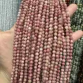 Vue macro de perles en pierre naturelle rose de 4 mm avec texture facettée triangulaire - Perle Ronde Facettée Triangulaire / 4mm (Environ 90 Pièces/Fil) / Rhodochrosite