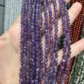 Gros plan macro de perles en pierre d'améthyste facettées naturelles de 4 mm pour bijoux DIY - Perle Ronde Facettée Triangulaire / 4mm (Environ 90 Pièces/Fil) / Améthyste