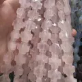 Détail rapproché de perles en croix en quartz rose facetté pour la création de bijoux DIY - 12x12x6mm (Environ 17 Pièces/Paquet) / Quartz rose