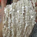 Détail macro de perles en coquillage naturel blanc en forme de cœur pour DIY - Forme de Coeur à Trou Horizontal / 6mm (Env. 62 pièces/fil)