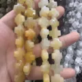 Détail en gros plan de perles en pierre d'agate naturelle en forme de croix pour bijoux. - 12x12x6mm (Environ 17 Pièces/Paquet) / Topaze
