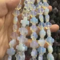 Gros plan de perles en pierres précieuses en forme de croix blanc laiteux pour DIY - 12x12x6mm (Environ 17 Pièces/Paquet) / Opaline