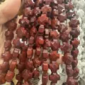 Gros plan de perles en forme de croix en jaspe rouge pour la création de bijoux DIY - 12x12x6mm (Environ 17 Pièces/Paquet) / Jaspe Rouge