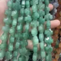 Détail macro de perles en agate verte en forme de croix pour la création de bijoux - 12x12x6mm (Environ 17 Pièces/Paquet) / Aventurine Verte