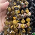 Gros plan détaillé de perles en forme de croix en pierre d'œil de tigre naturelle DIY - 12x12x6mm (Environ 17 Pièces/Paquet) / Œil de tigre