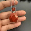 Makroansicht eines Anhängers aus Roter Jaspis Edelstein für ätherische Öle mit Silberkette. - About 25*35mm / Roter Jaspis