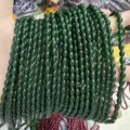 Gros plan détaillé de perles en pierre naturelle vert foncé en forme de riz pour bijoux DIY - env. 4x6mm (env. 65 Pièces/Paquet) / Jade Malaisien