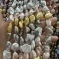Gros plan de perles de nacre baroques irrégulières au lustre iridescent pour bijoux DIY - Env. 20 mm (env. 20 perles par fil) / Multicolore 6