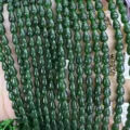 Gros plan de perles en pierre gemme goutte vert foncé pour accessoires de bijoux DIY - 4*6mm (Environ 60 Pièces) / Vert